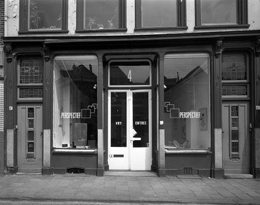815982 Gezicht op de winkelpui van Galerie 'Perspectief' (Oudegracht 4) te Utrecht.